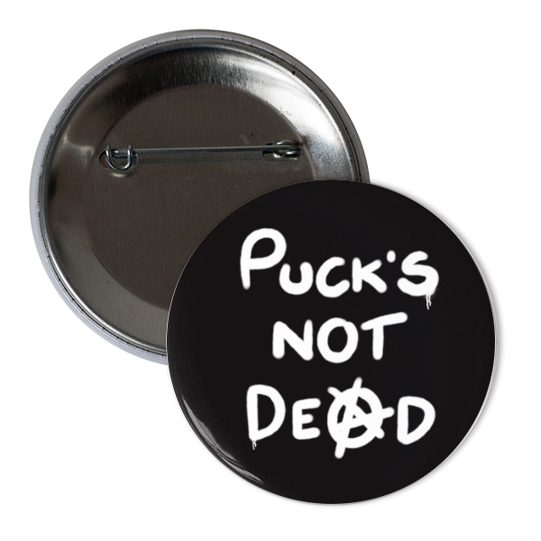 Odznáček  s potiskem Puck’s not Dead placka